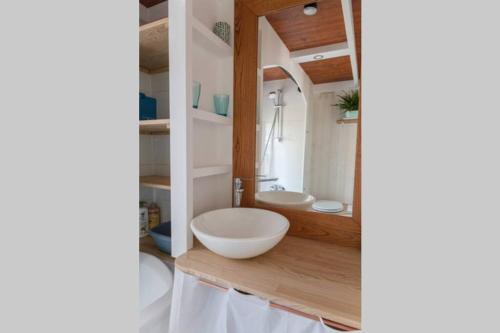 Ένα μπάνιο στο Tiny house en Baie du Mont-Saint-Michel