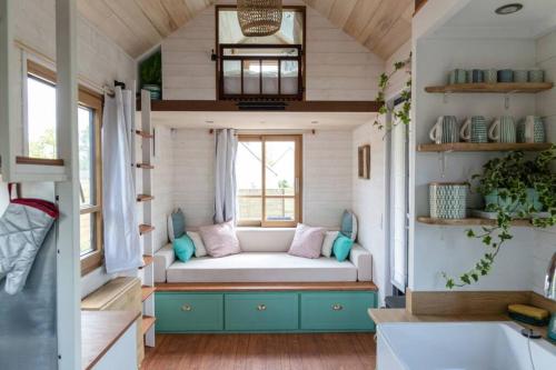Habitación pequeña con sofá en una casa pequeña en Tiny house en Baie du Mont-Saint-Michel, en Dol-de-Bretagne