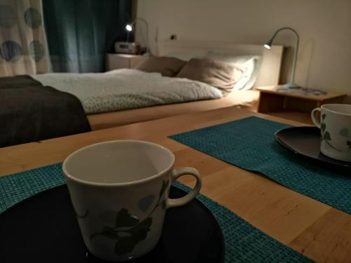 Apartman Myra في زغرب: وجود كوب قهوة على طاولة في غرفة المعيشة