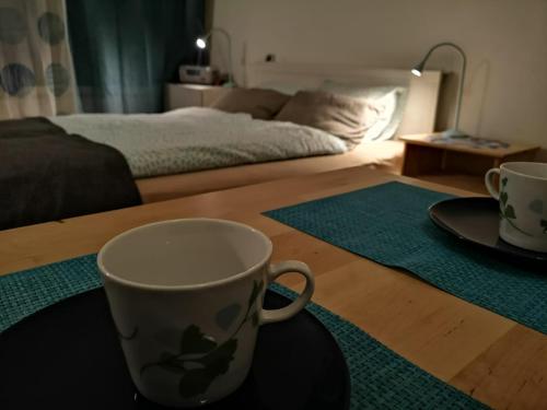 eine Kaffeetasse auf einem Tisch im Wohnzimmer in der Unterkunft Apartman Myra in Zagreb