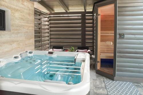 eine Whirlpool-Badewanne in der Mitte eines Badezimmers in der Unterkunft Dunazug Plusz Luxus Apartman in Dömös