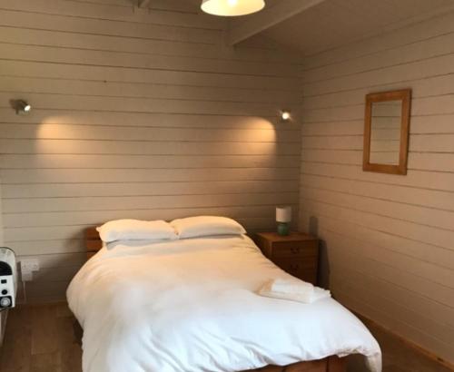 מיטה או מיטות בחדר ב-Lovely 1-Bed House in Fochabers Scotland