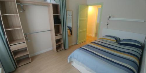 Säng eller sängar i ett rum på Appartement 3 chambres très fonctionnel sud Grenoble