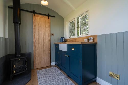 Η κουζίνα ή μικρή κουζίνα στο Bannfield shepherds hut