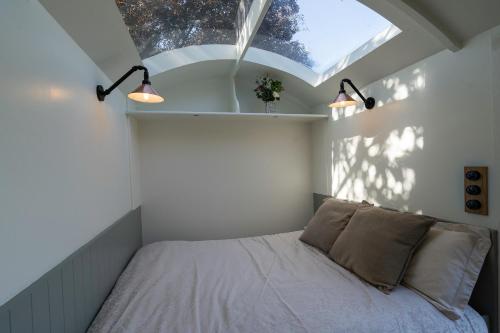 Ένα ή περισσότερα κρεβάτια σε δωμάτιο στο Bannfield shepherds hut