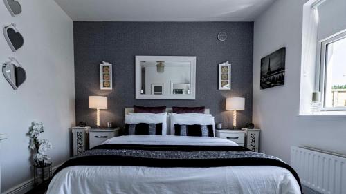 מיטה או מיטות בחדר ב-Woodleigh Lodge