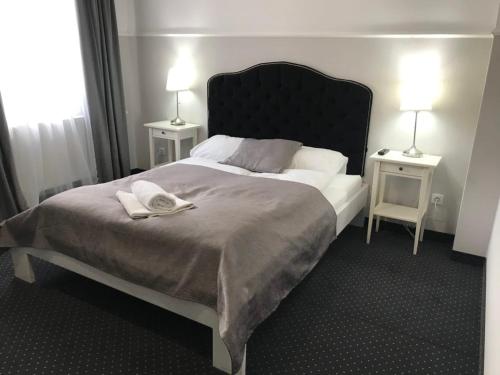 1 dormitorio con 1 cama grande y 2 mesitas de noche en Rezydencja Sandomierska, en Sandomierz
