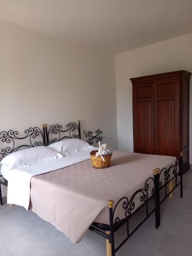 una camera da letto con un letto e un cesto di Bed and breakfast Settesette6 a Barghe