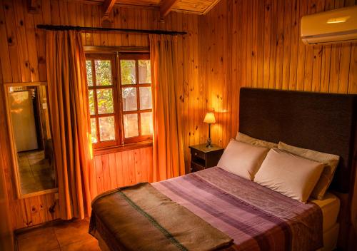 En eller flere senge i et værelse på El Descanso Iguazú by DOT Cabana