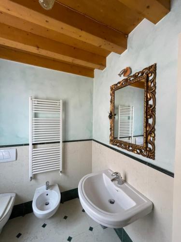 bagno con lavandino e specchio di Cà di Pizzo di Burano a Burano