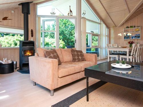 sala de estar con sofá, mesa y fogones en 8 person holiday home in Ebeltoft, en Ebeltoft