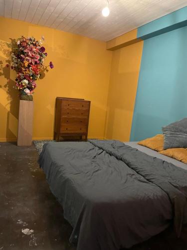 Ein Bett oder Betten in einem Zimmer der Unterkunft Plantkot -Boekenkot -Kunstkot en love kot