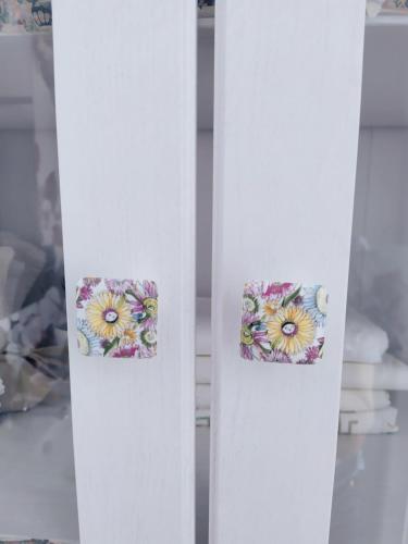 two magnets on a refrigerator with flowers on them at PEONIA 2 posti Wi-Fi AC free park Jacuzzi in Porlezza