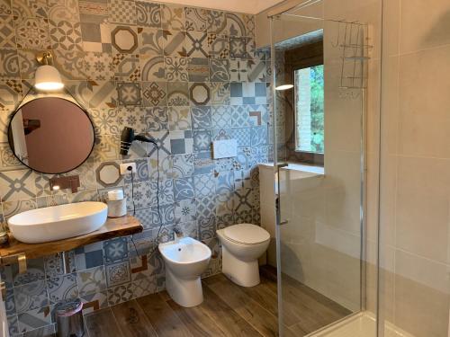 a bathroom with a toilet and a sink and a shower at Agriturismo Fonte Rosa in Fiastra