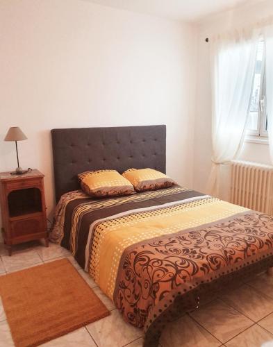 une chambre avec un lit, une table et une fenêtre dans l'établissement G1 Le Kiwitier - corporate apartment closest Innovel&Noveos, à Clamart