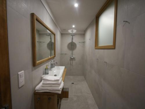 y baño con lavabo y espejo. en Gîte Étival-Clairefontaine, 3 pièces, 5 personnes - FR-1-589-379, en Étival-Clairefontaine