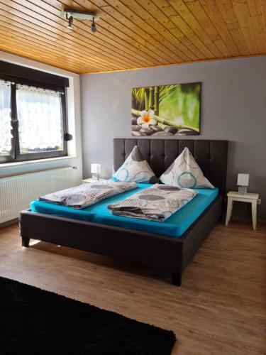 ein Schlafzimmer mit einem großen Bett in einem Zimmer in der Unterkunft Gästehaus Portugall in Ellenz-Poltersdorf