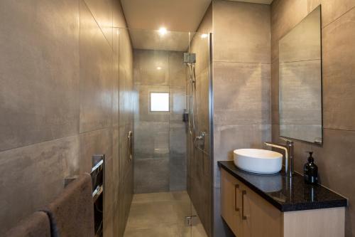 a bathroom with a sink and a shower at Harvest Park Studios Accommodation in Cromwell