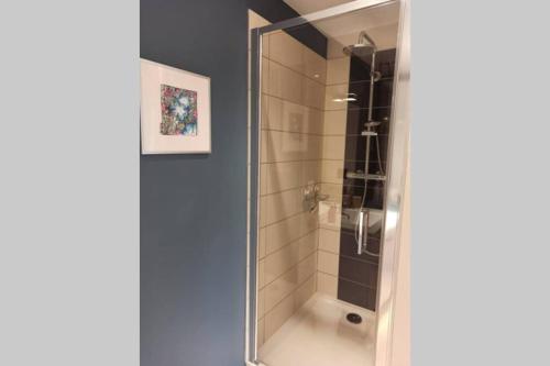 eine Dusche mit Glastür im Badezimmer in der Unterkunft Villa N°5 in Blonville-sur-Mer