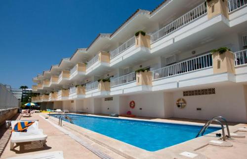 een groot gebouw met een zwembad ervoor bij Mar Blau in Port d'Alcudia