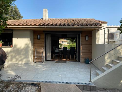 Tòa nhà nơi biệt thự tọa lạc