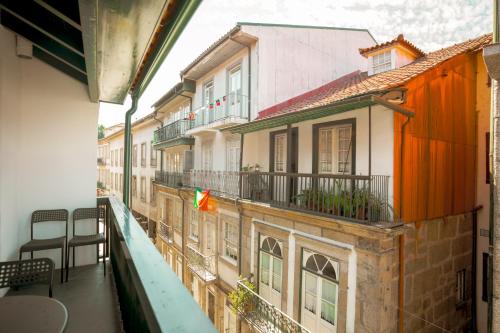 een uitzicht vanaf het balkon van een gebouw bij Alojamento 5 de Outubro in Amarante