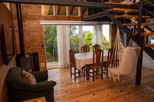 - une salle à manger avec une table et des chaises dans l'établissement Paraíso Urbano, à Comodoro Rivadavia