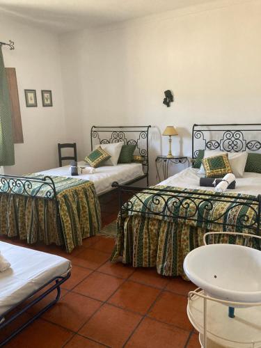 Tempat tidur dalam kamar di Monte da Fonte - piscina, tenis e snooker no Alentejo