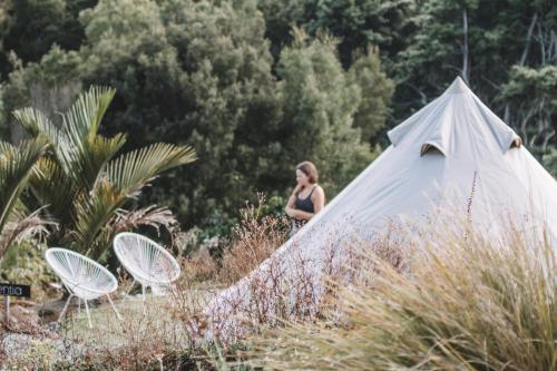 Сад в Aotearoa Surf Eco Pods
