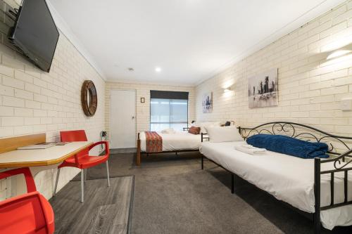 Un pat sau paturi într-o cameră la Esk Wivenhoe Motor Inn