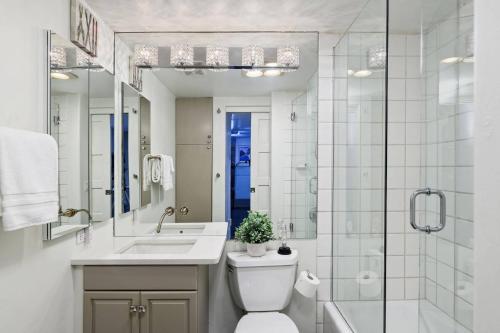 ein Bad mit einem WC, einem Waschbecken und einer Dusche in der Unterkunft Aspen Mountain Condominiums 1C in Aspen