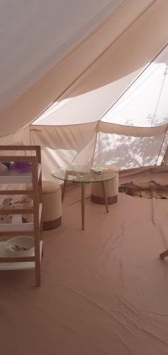 Postel nebo postele na pokoji v ubytování Farm Glamping tent on Acquaviva Bay