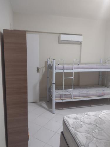 グアルジャにあるApartamentoの二段ベッド2組が備わる客室です。