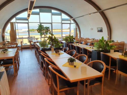 Restoran ili drugo mesto za obedovanje u objektu Hotel SunParc - SHUTTLE zum Europa-Park Rust 4km & Rulantica 2km