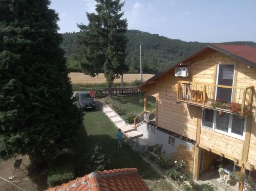 an aerial view of a house and a yard at Apartman Čivović in Rudnik Kačerski