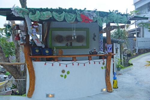 a food stand with a table with plates on it at Hostal Cann's House in Puerto Baquerizo Moreno