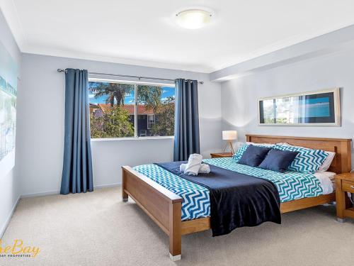 1 dormitorio con cama y ventana en Broughton No 1 Ondine Close Nelson Bay, en Nelson Bay