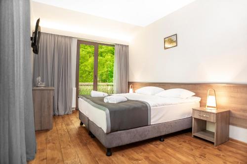 een slaapkamer met een groot bed en een raam bij Hotel Tsesi in Tsesi