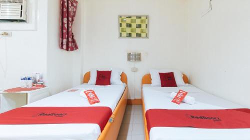 Ліжко або ліжка в номері RedDoorz Hostel @ St. Paul Village LapuLapu