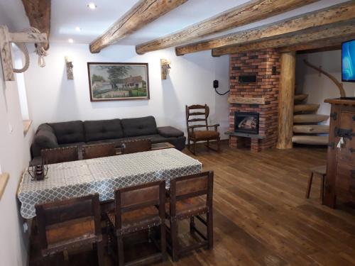 Posedenie v ubytovaní Jaśkowa Chata Bieszczady apartament z basenem