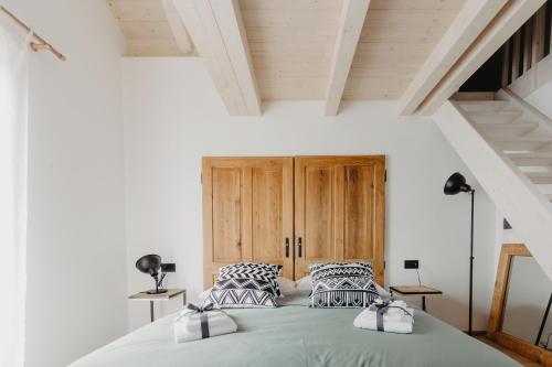 1 dormitorio con 1 cama verde y 2 almohadas en La Tana del Lupo B&B, family and outdoor sports, en Borgo