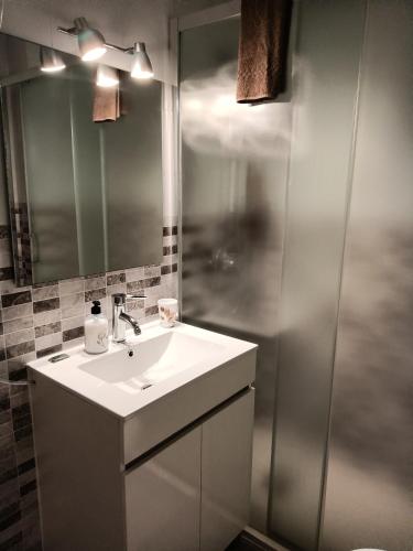 a bathroom with a sink and a shower at Almudena Estudio in Torrevieja