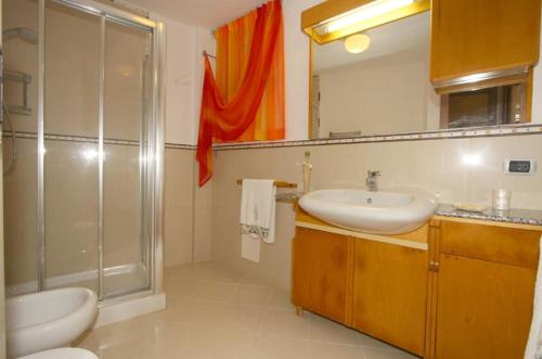 a bathroom with a sink and a shower at Villa Cinzia in Sant'Agnello