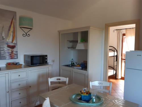 A kitchen or kitchenette at Mare & Mirice - Case Appartamenti Vacanza