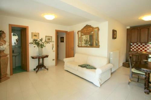 sala de estar con sofá blanco y mesa en Villa Cinzia, en Sant'Agnello