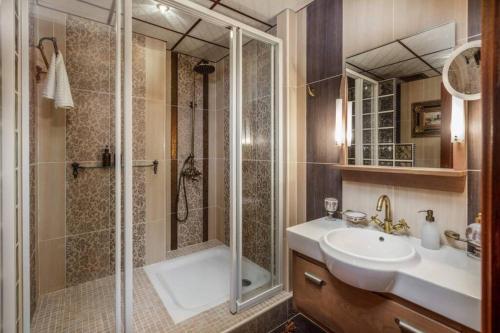 Koupelna v ubytování Victorian Jewel - 2BR - Panoramic Sea & Palm View