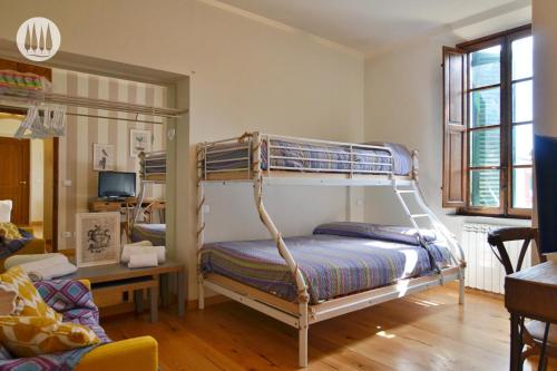 a room with two bunk beds and a desk at Lucca, Pisa, Firenze, Mare BICICLETTE INCLUSE in Lucca