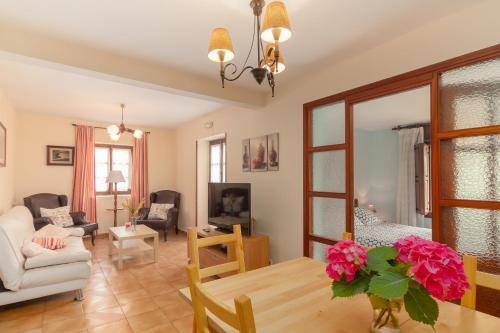 a living room with a table and a living room with a couch at La Casa de Mamasita in Queveda