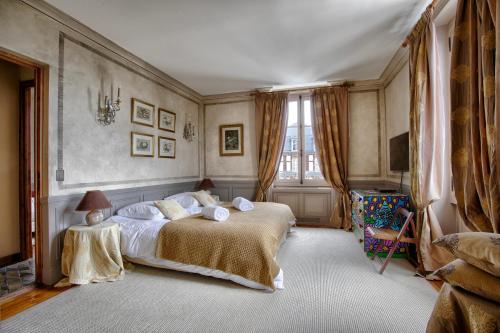 - une chambre avec un grand lit et une fenêtre dans l'établissement CMG - Duplex de standing au coeur de Deauville - 7P - Terrasse, à Deauville