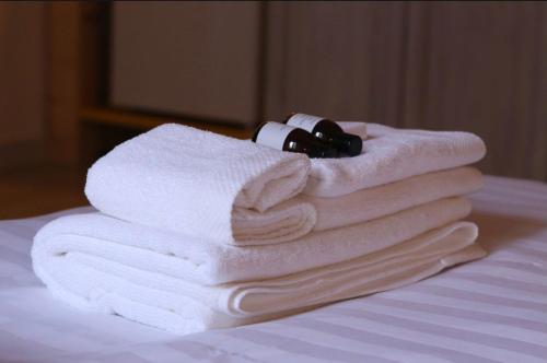 ナポリにあるAmbarabà B&Bのベッドの上にタオルを置いて